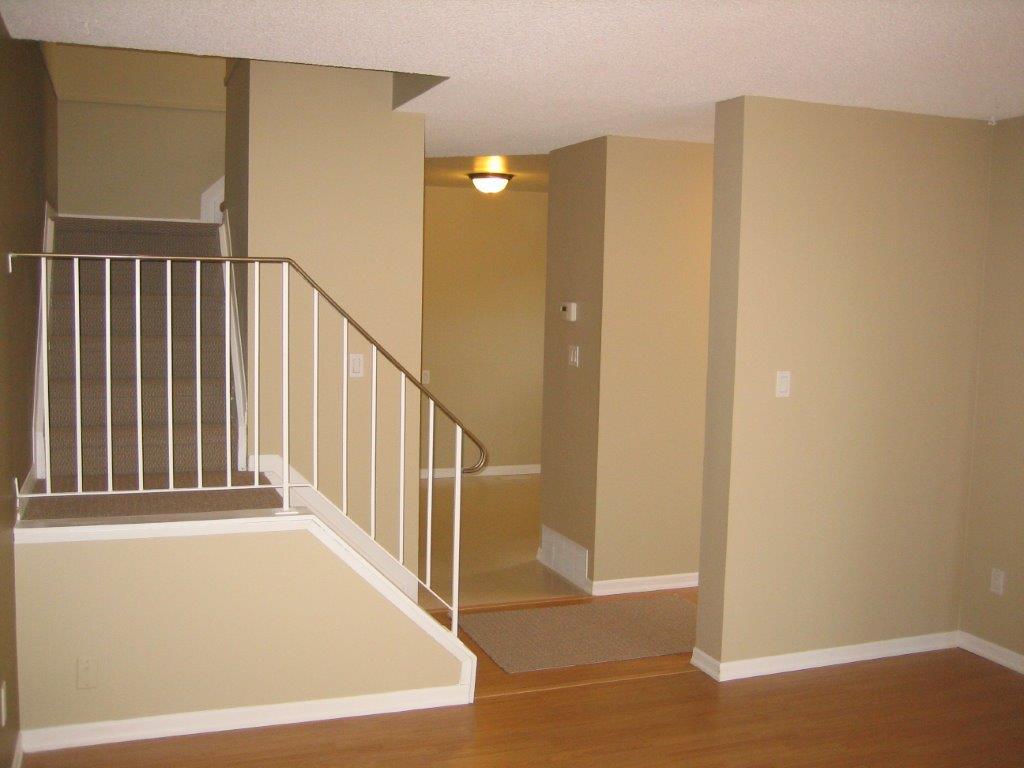 Love Your Home ~ clean & fully upgraded 3-Bedroom Townhouse (North-East) - Image 1