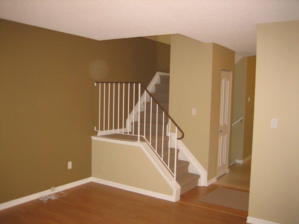 Love Your Home ~ clean & fully upgraded 3-Bedroom Townhouse (North-East) - Thumbnail 2