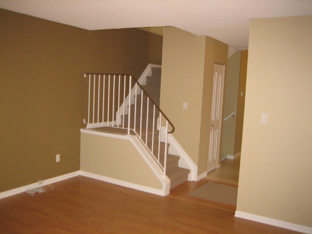 Love Your Home ~ clean & fully upgraded 3-Bedroom Townhouse (North-East) - Thumbnail 3