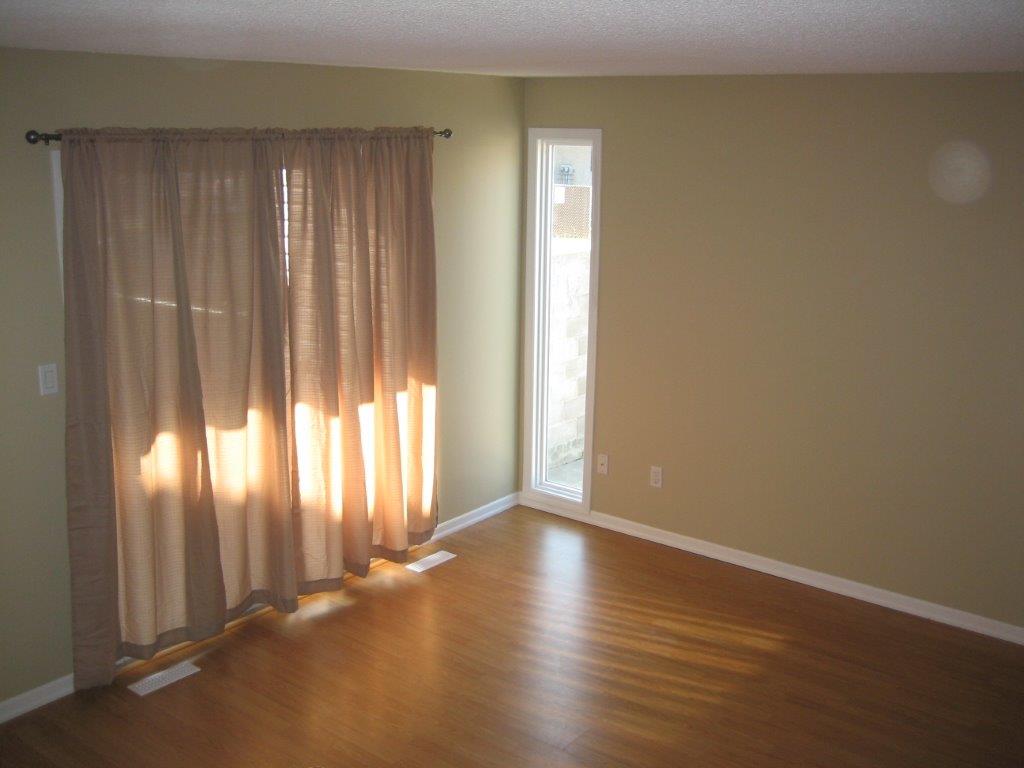 Love Your Home ~ clean & fully upgraded 3-Bedroom Townhouse (North-East) - Thumbnail 4