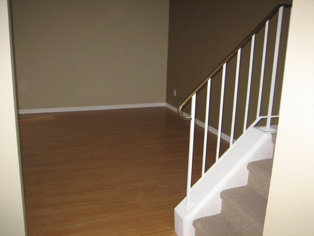 Love Your Home ~ clean & fully upgraded 3-Bedroom Townhouse (North-East) - Thumbnail 5