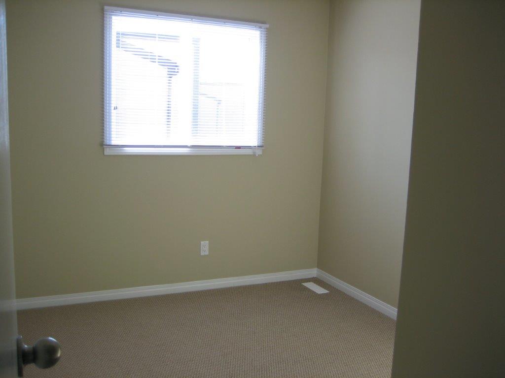 Love Your Home ~ clean & fully upgraded 3-Bedroom Townhouse (North-East) - Thumbnail 23