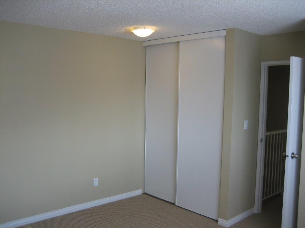 Love Your Home ~ clean & fully upgraded 3-Bedroom Townhouse (North-East) - Thumbnail 24