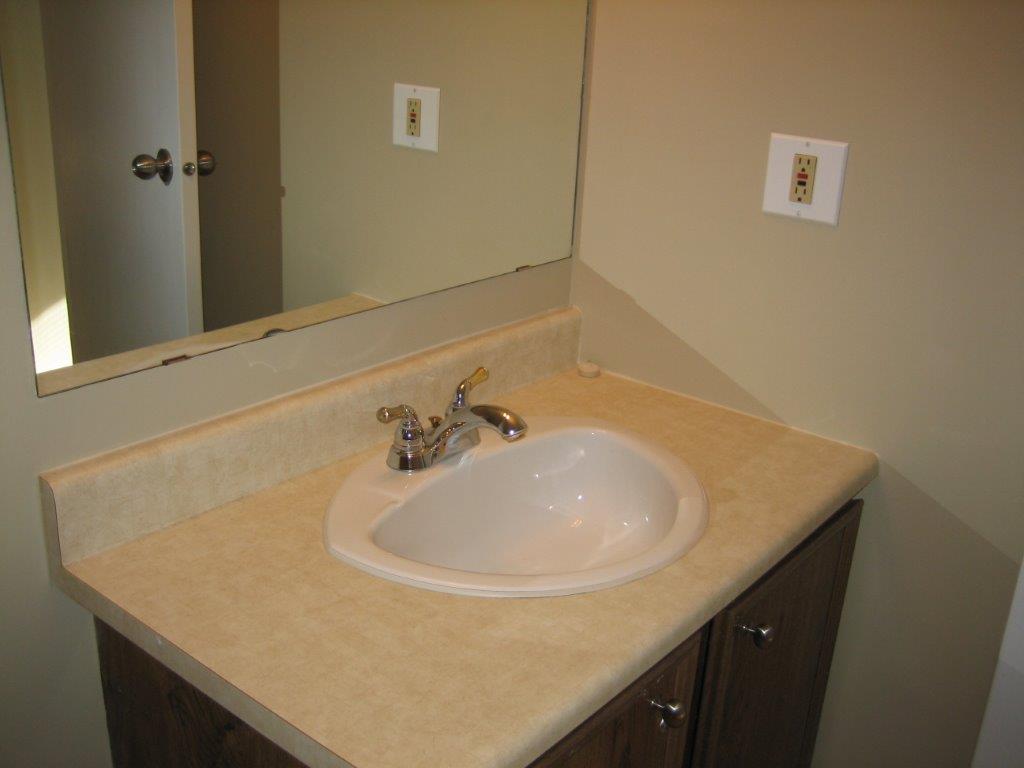 Love Your Home ~ clean & fully upgraded 3-Bedroom Townhouse (North-East) - Thumbnail 36