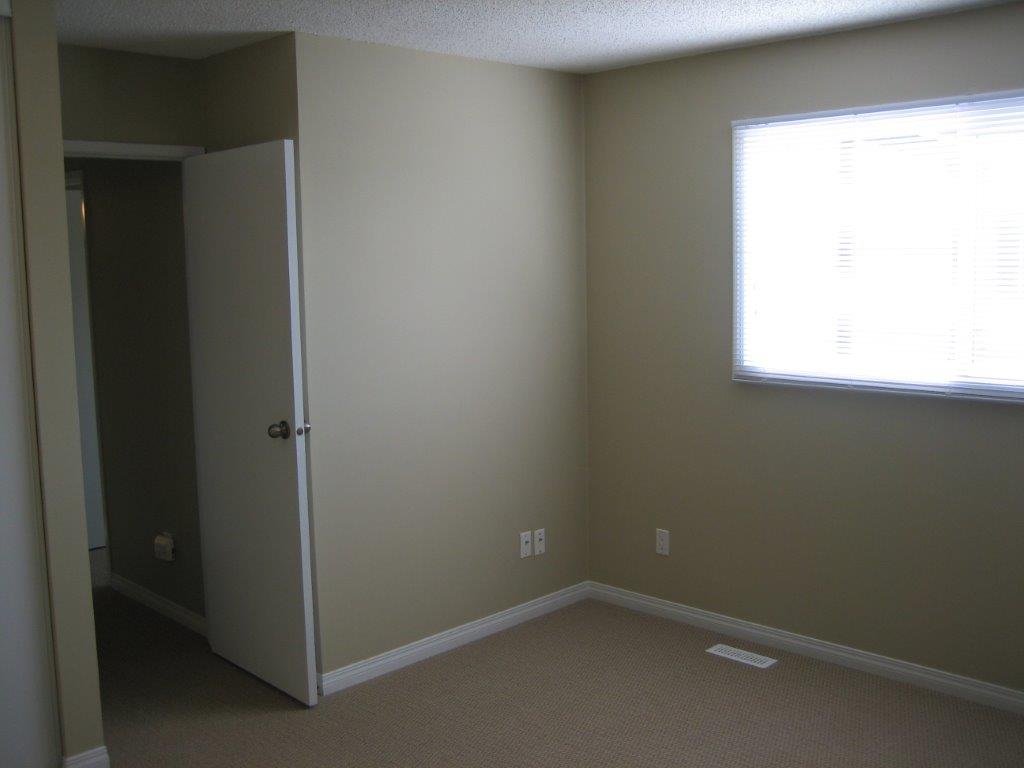 Love Your Home ~ clean & fully upgraded 3-Bedroom Townhouse (North-East) - Thumbnail 25