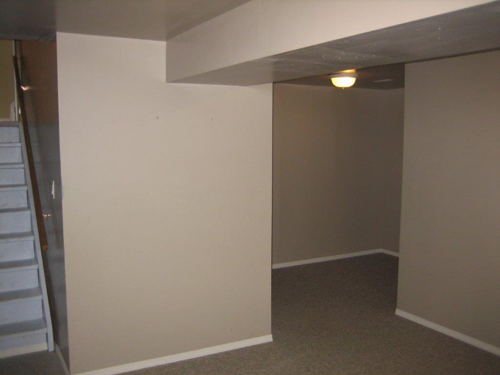 Love Your Home ~ clean & fully upgraded 3-Bedroom Townhouse (North-East) - Thumbnail 14