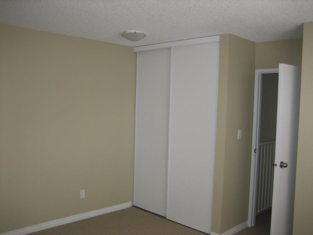 Love Your Home ~ clean & fully upgraded 3-Bedroom Townhouse (North-East) - Thumbnail 27