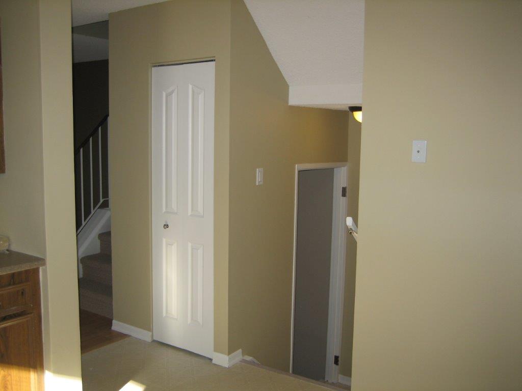 Love Your Home ~ clean & fully upgraded 3-Bedroom Townhouse (North-East) - Thumbnail 6