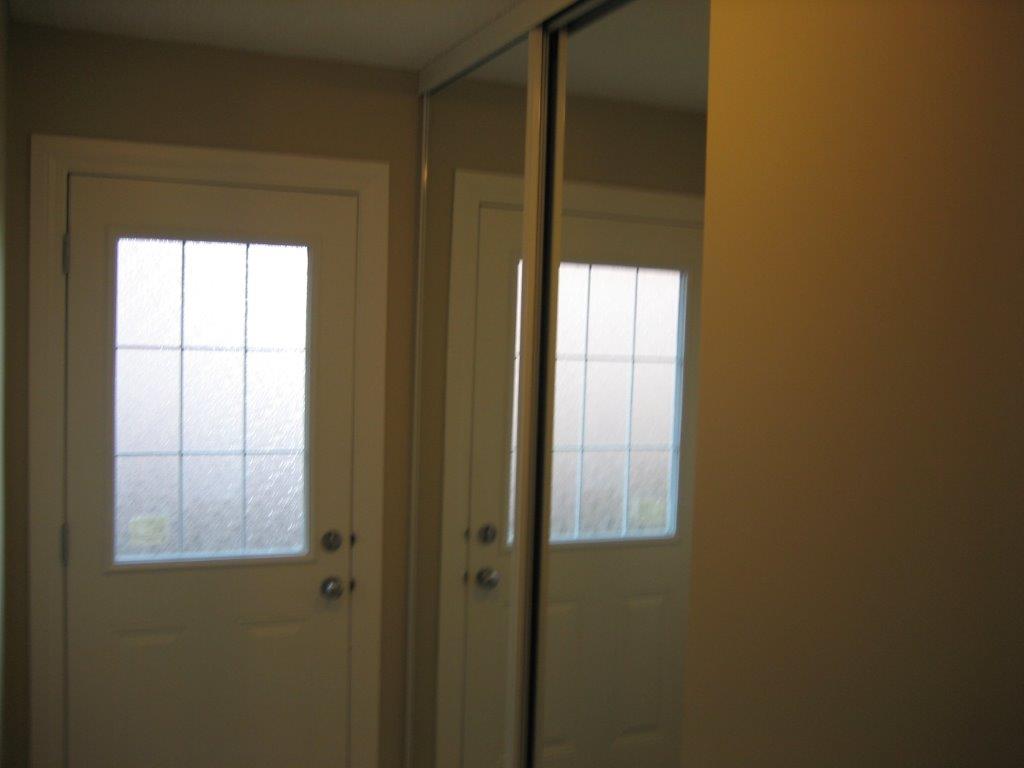 Love Your Home ~ clean & fully upgraded 3-Bedroom Townhouse (North-East) - Thumbnail 16
