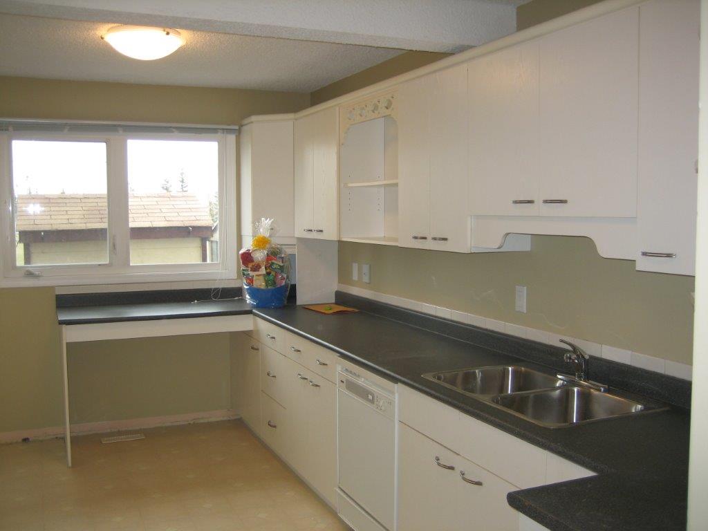 EVERYTHING YOU MIGHT EXPECT... and MUCH MORE! ~ 3 Bedrooms * 2.5 Bathrooms * Finished Basement - Thumbnail 12