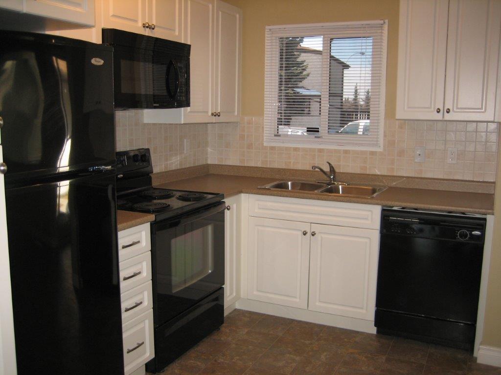 SUBURBAN CHIC ~ Fully Upgraded Home with NEW KITCHEN & Bonus Basement Development! - Thumbnail 14