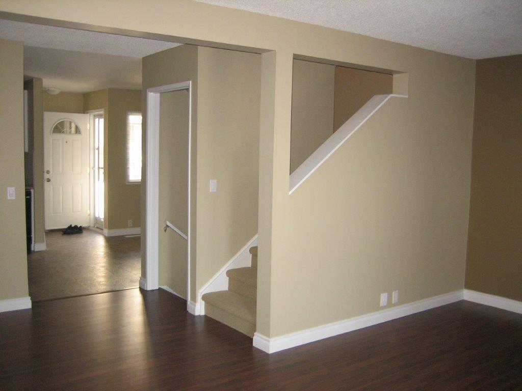 SUBURBAN CHIC ~ Fully Upgraded Home with NEW KITCHEN & Bonus Basement Development! - Thumbnail 4