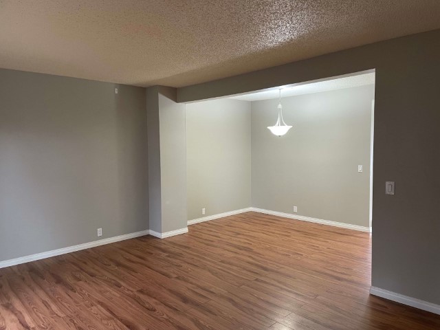 SIMPLY ELEGANT ~ Contemporary Townhome for a Happy Family or Professional ~ - Thumbnail 2