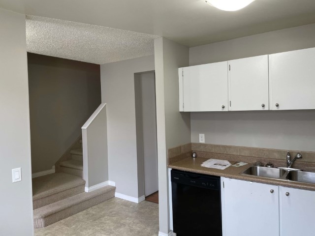 SIMPLY ELEGANT ~ Contemporary Townhome for a Happy Family or Professional ~ - Thumbnail 9