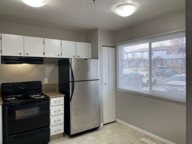 SIMPLY ELEGANT ~ Contemporary Townhome for a Happy Family or Professional ~ - Thumbnail 6