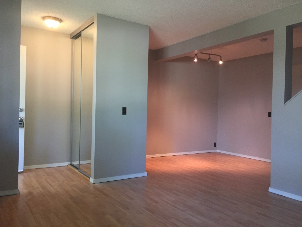 CONTEMPORARY 3 Bed & Beautiful Floors - A Must See! - Thumbnail 3