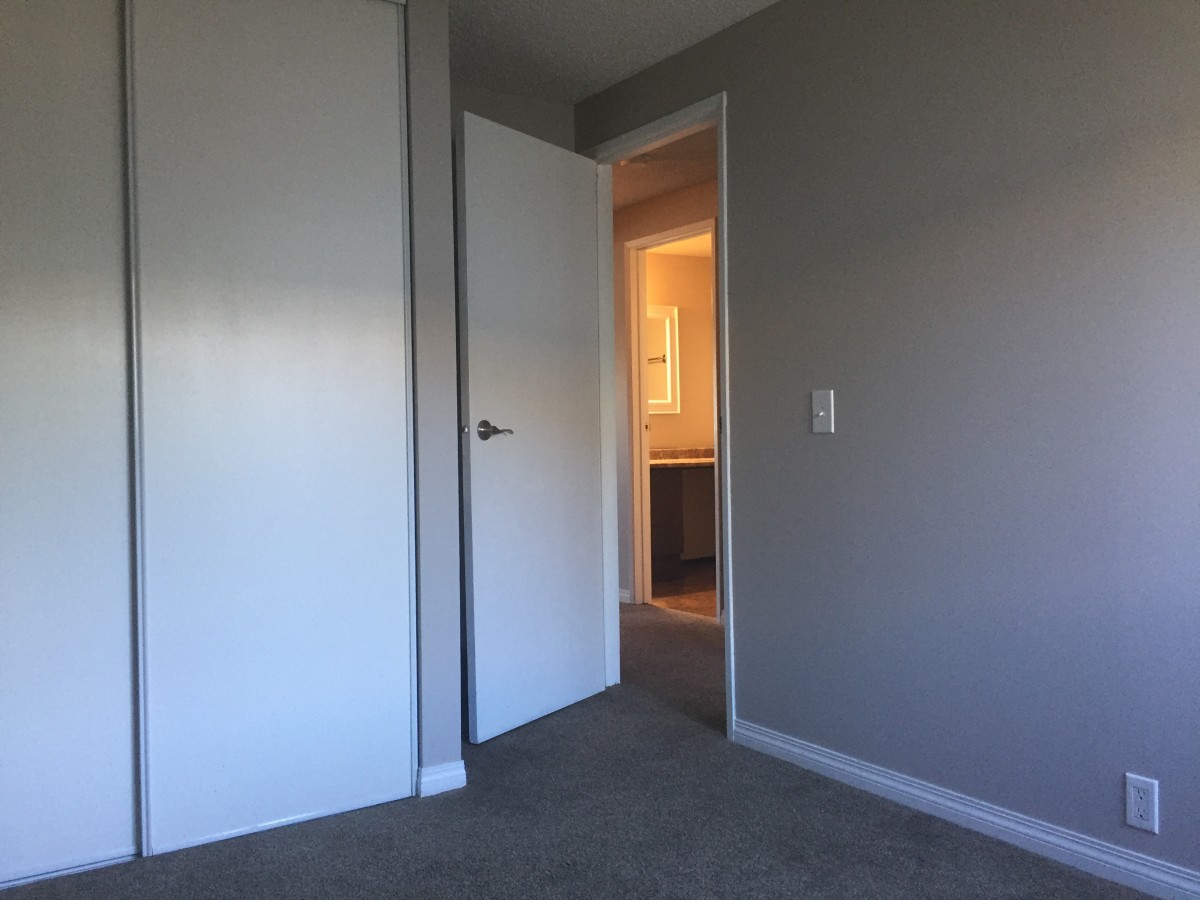 CONTEMPORARY 3 Bed & Beautiful Floors - A Must See! - Thumbnail 19