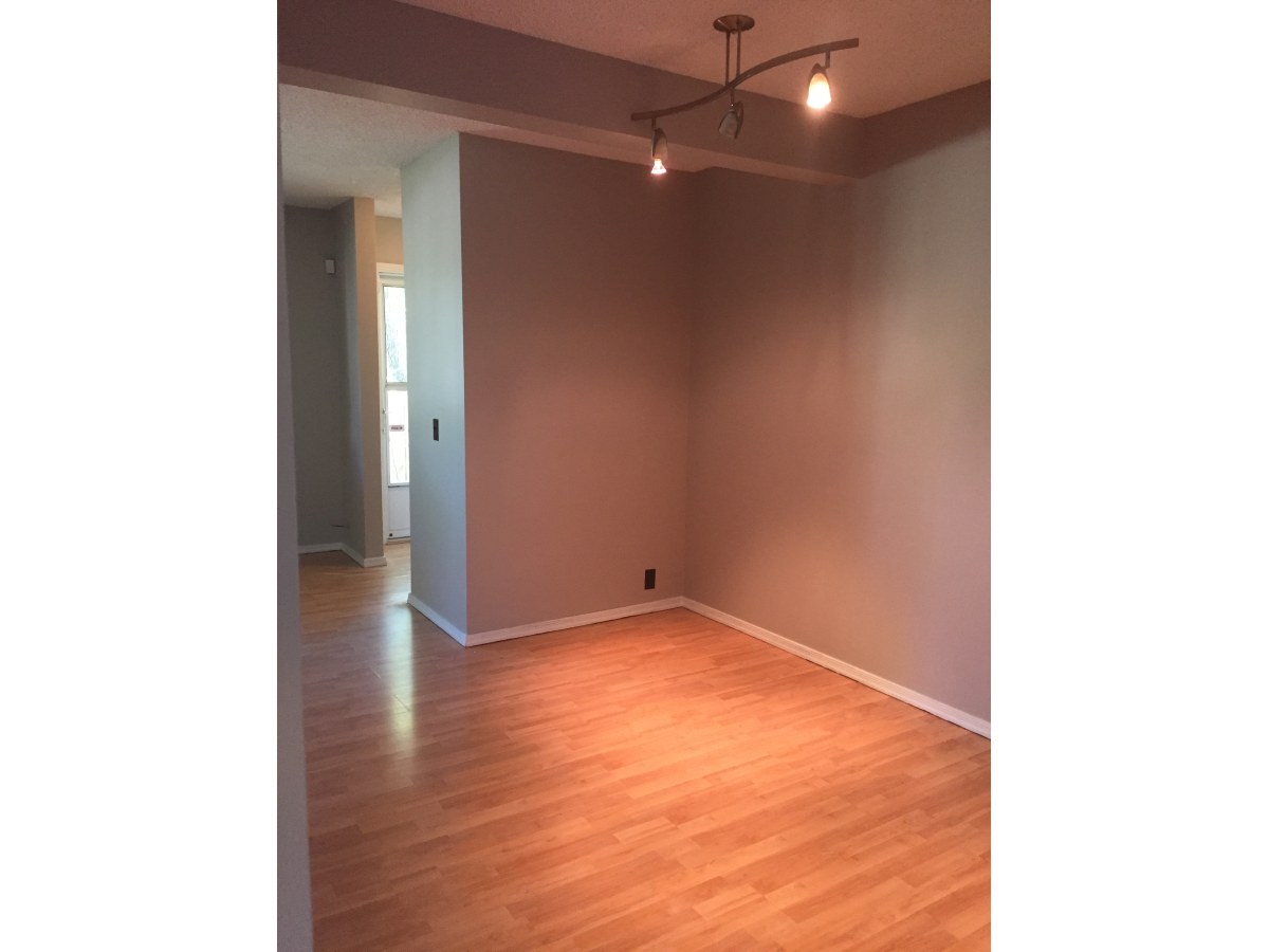 CONTEMPORARY 3 Bed & Beautiful Floors - A Must See! - Thumbnail 2