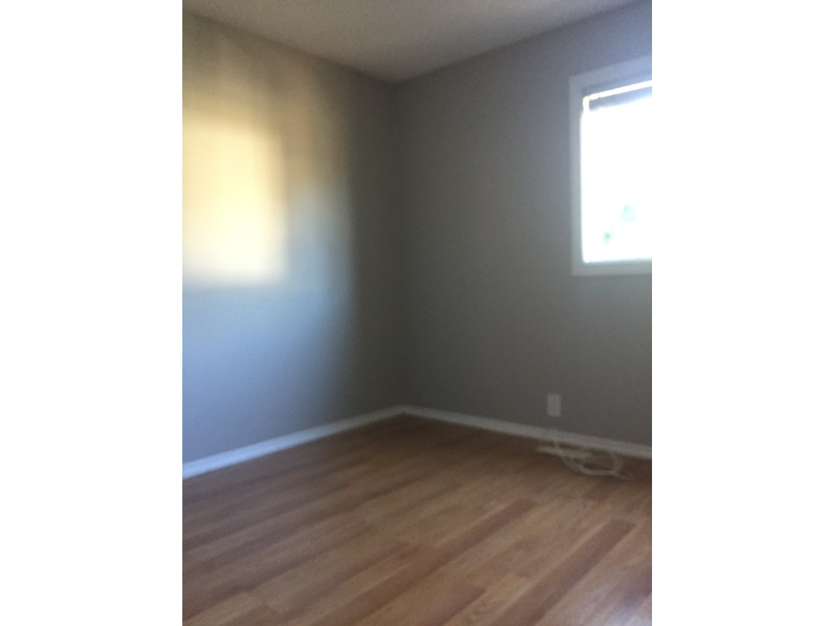 CONTEMPORARY 3 Bed & Beautiful Floors - A Must See! - Thumbnail 23
