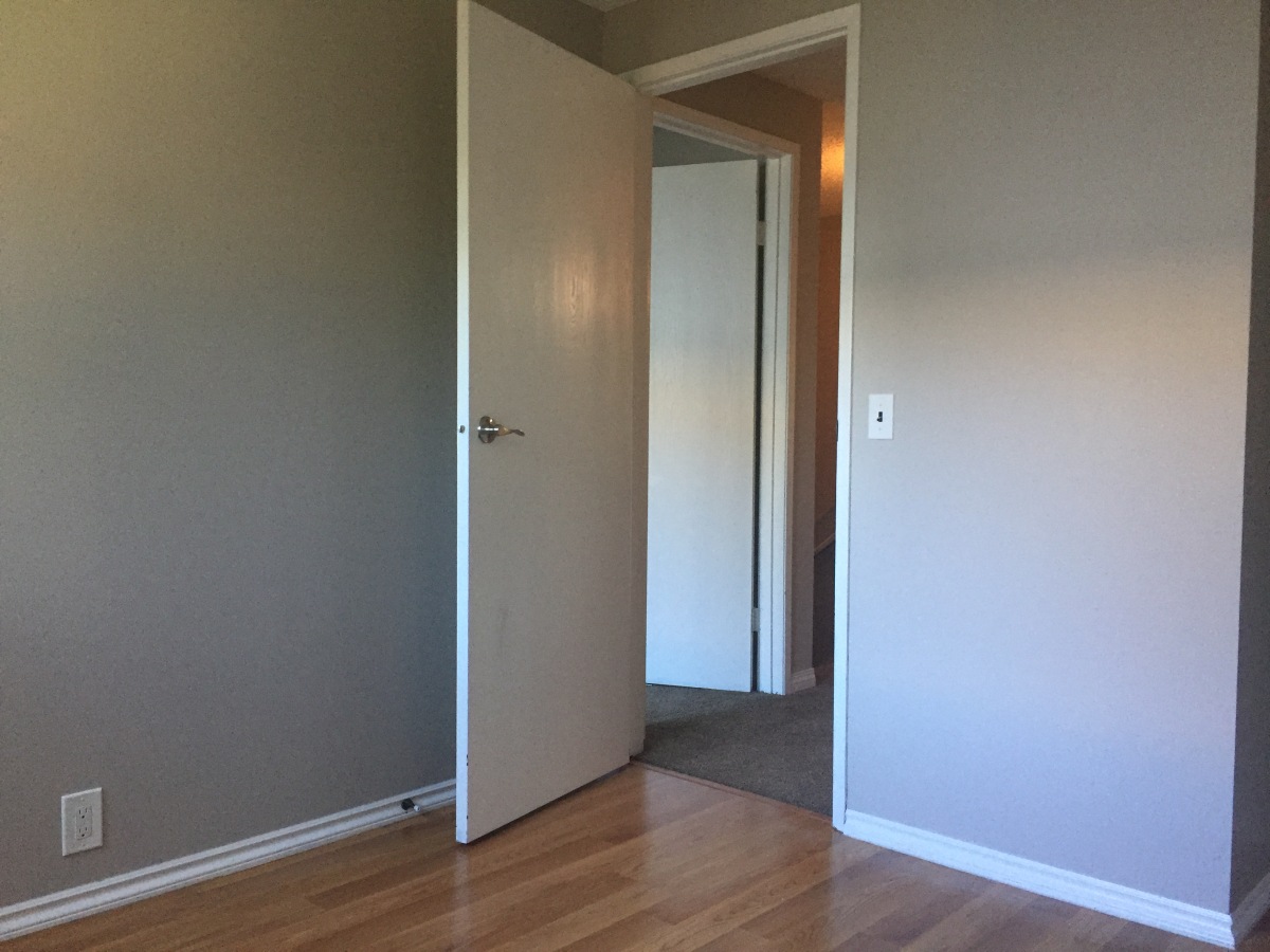 CONTEMPORARY 3 Bed & Beautiful Floors - A Must See! - Thumbnail 17