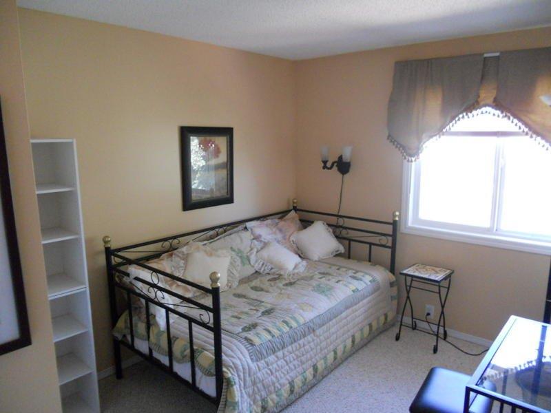 Discover this Pretty Townhome in a Pet-Friendly Community - Thumbnail 17