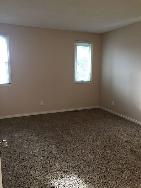 Expect QUALITY & VALUE *** CLEAN & EXPERTLY Upgraded Townhome - Thumbnail 24