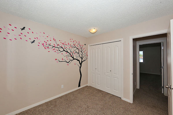 Expect QUALITY & VALUE *** CLEAN & EXPERTLY Upgraded Townhome - Thumbnail 20
