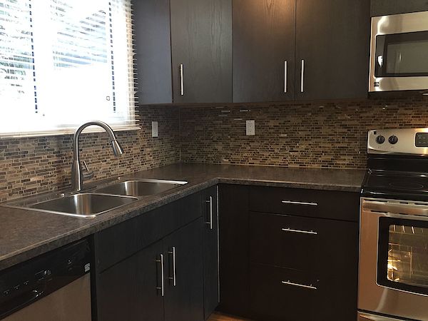Expect QUALITY & VALUE *** CLEAN & EXPERTLY Upgraded Townhome - Thumbnail 15