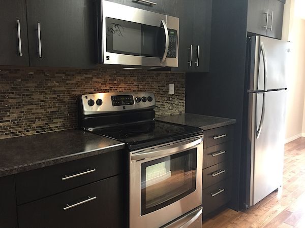 Expect QUALITY & VALUE *** CLEAN & EXPERTLY Upgraded Townhome - Thumbnail 16