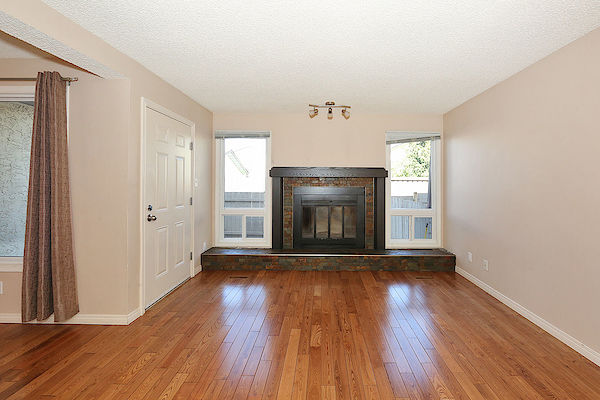 Expect QUALITY & VALUE *** CLEAN & EXPERTLY Upgraded Townhome - Image 1