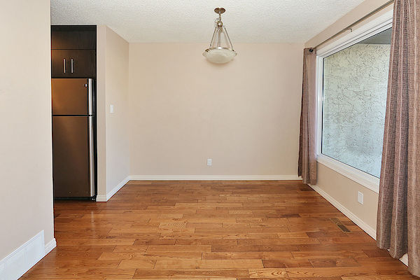 Expect QUALITY & VALUE *** CLEAN & EXPERTLY Upgraded Townhome - Thumbnail 17