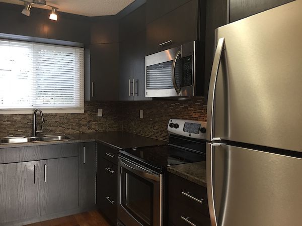 Expect QUALITY & VALUE *** CLEAN & EXPERTLY Upgraded Townhome - Thumbnail 18