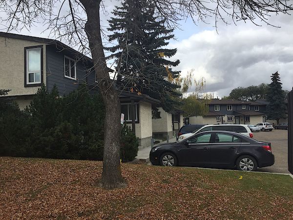 Expect QUALITY & VALUE *** CLEAN & EXPERTLY Upgraded Townhome - Thumbnail 46