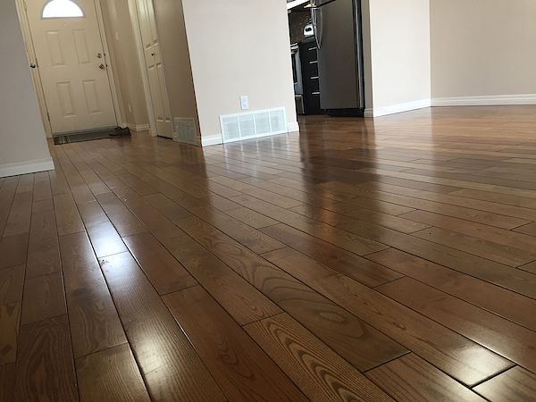 Expect QUALITY & VALUE *** CLEAN & EXPERTLY Upgraded Townhome - Thumbnail 2