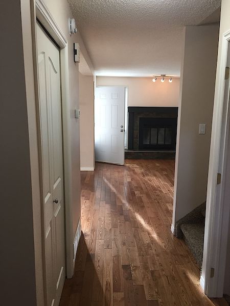 Expect QUALITY & VALUE *** CLEAN & EXPERTLY Upgraded Townhome - Thumbnail 8