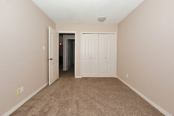Expect QUALITY & VALUE *** CLEAN & EXPERTLY Upgraded Townhome - Thumbnail 25