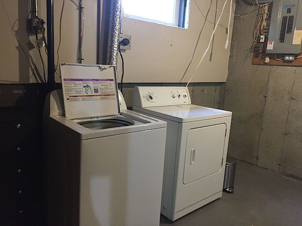 Expect QUALITY & VALUE *** CLEAN & EXPERTLY Upgraded Townhome - Thumbnail 41
