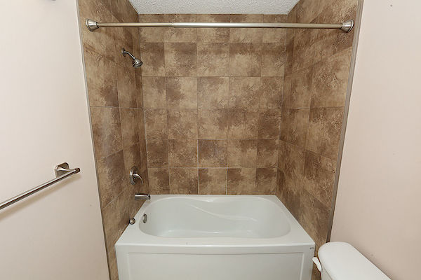 Expect QUALITY & VALUE *** CLEAN & EXPERTLY Upgraded Townhome - Thumbnail 36