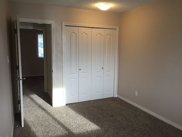 Expect QUALITY & VALUE *** CLEAN & EXPERTLY Upgraded Townhome - Thumbnail 21