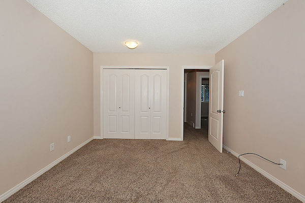 Expect QUALITY & VALUE *** CLEAN & EXPERTLY Upgraded Townhome - Thumbnail 22