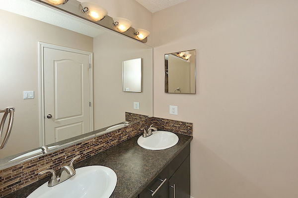 Expect QUALITY & VALUE *** CLEAN & EXPERTLY Upgraded Townhome - Thumbnail 31