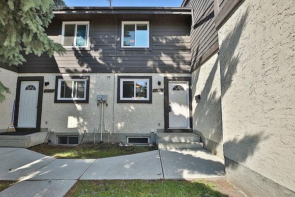 Expect QUALITY & VALUE *** CLEAN & EXPERTLY Upgraded Townhome - Thumbnail 47