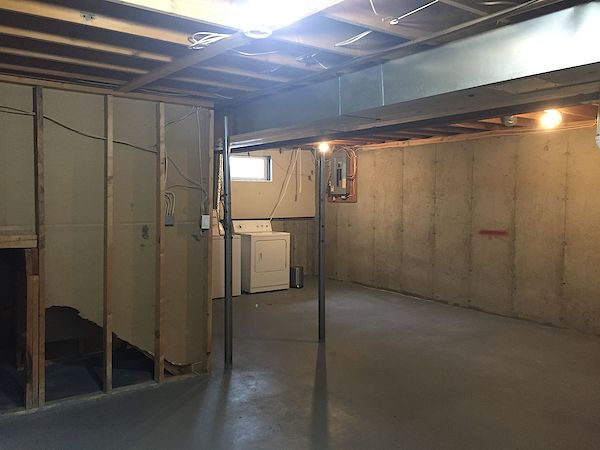 Expect QUALITY & VALUE *** CLEAN & EXPERTLY Upgraded Townhome - Thumbnail 42