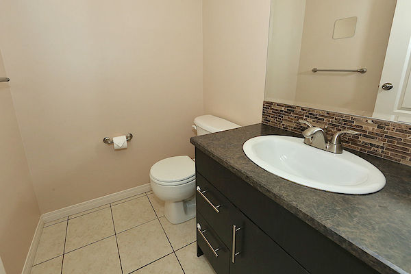 Expect QUALITY & VALUE *** CLEAN & EXPERTLY Upgraded Townhome - Thumbnail 32