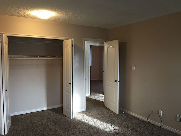 Expect QUALITY & VALUE *** CLEAN & EXPERTLY Upgraded Townhome - Thumbnail 26