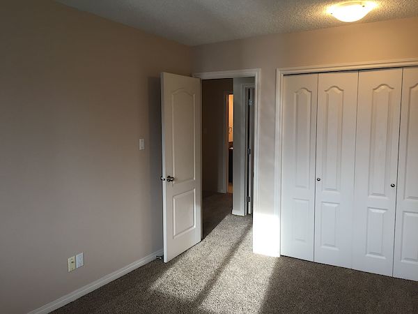 Expect QUALITY & VALUE *** CLEAN & EXPERTLY Upgraded Townhome - Thumbnail 27