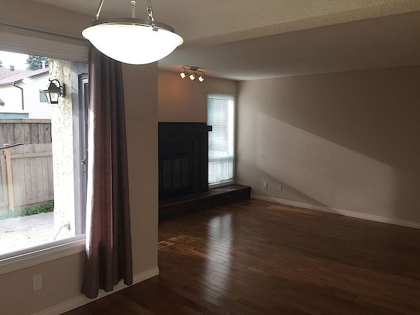 Expect QUALITY & VALUE *** CLEAN & EXPERTLY Upgraded Townhome - Thumbnail 5