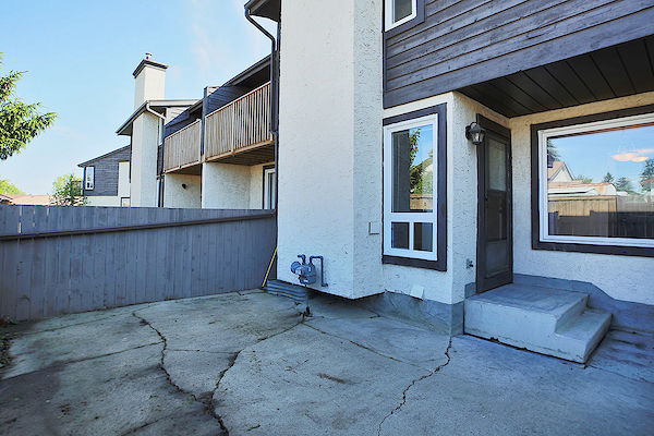 Expect QUALITY & VALUE *** CLEAN & EXPERTLY Upgraded Townhome - Thumbnail 48