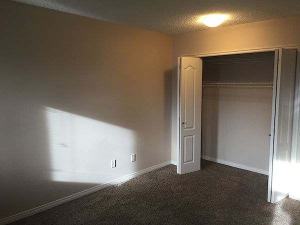 Expect QUALITY & VALUE *** CLEAN & EXPERTLY Upgraded Townhome - Thumbnail 28