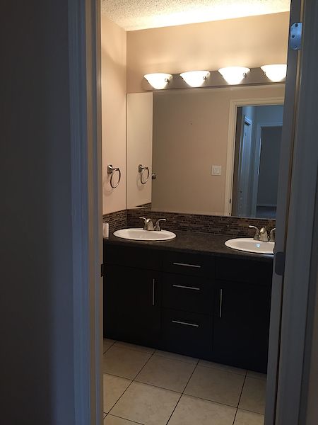 Expect QUALITY & VALUE *** CLEAN & EXPERTLY Upgraded Townhome - Thumbnail 34